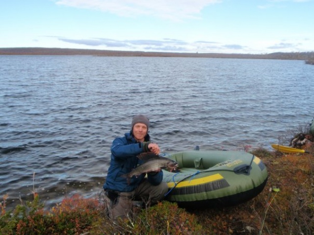Utsjoen tunturij�rvill� l�hell� Norjan rajaa. (Syksy 2009)
